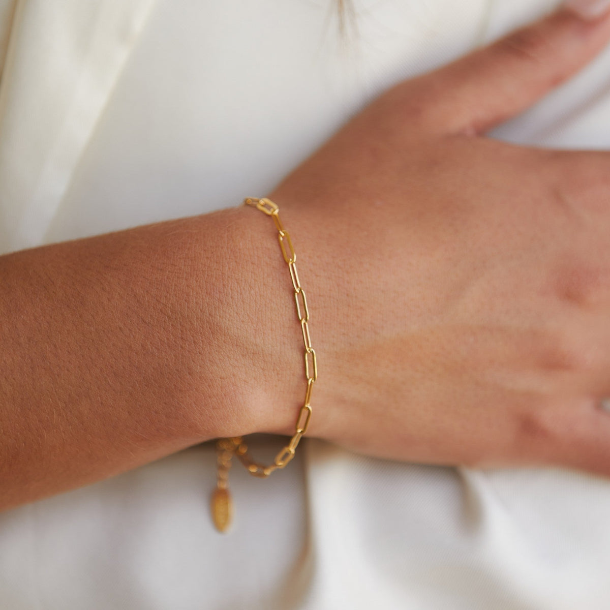 Pulsera minimalista de cadena con eslabones tipo clip, ajustable y chapada en oro