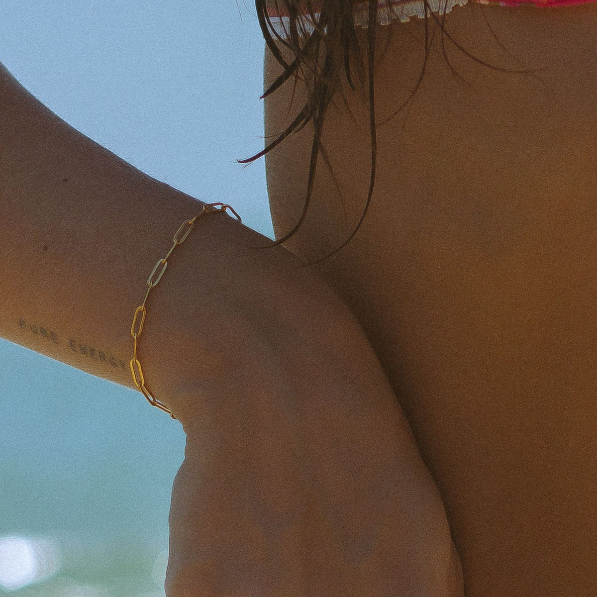 Pulsera minimalista de cadena con eslabones tipo clip, ajustable y chapada en oro