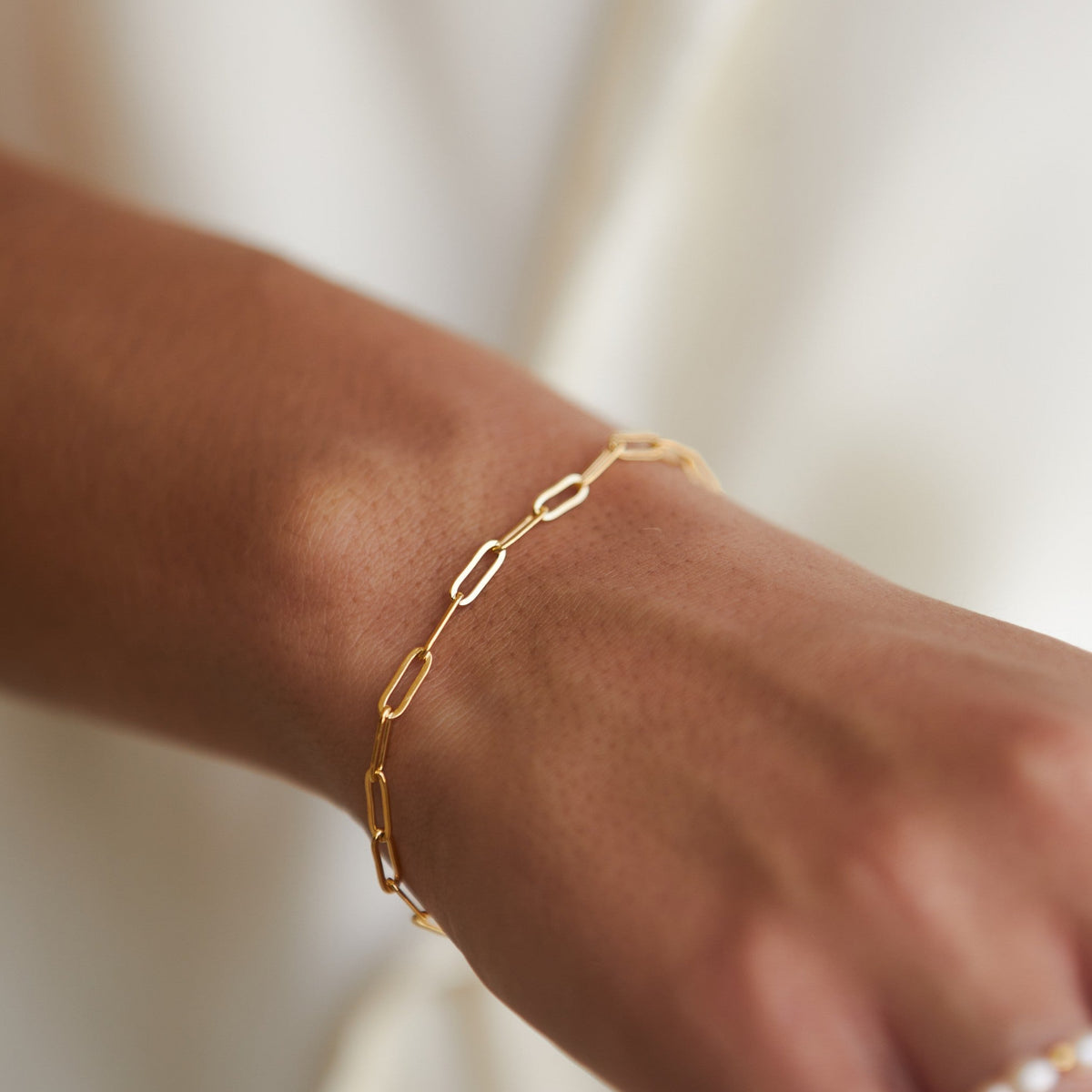 Pulsera minimalista de cadena con eslabones tipo clip, ajustable y chapada en oro