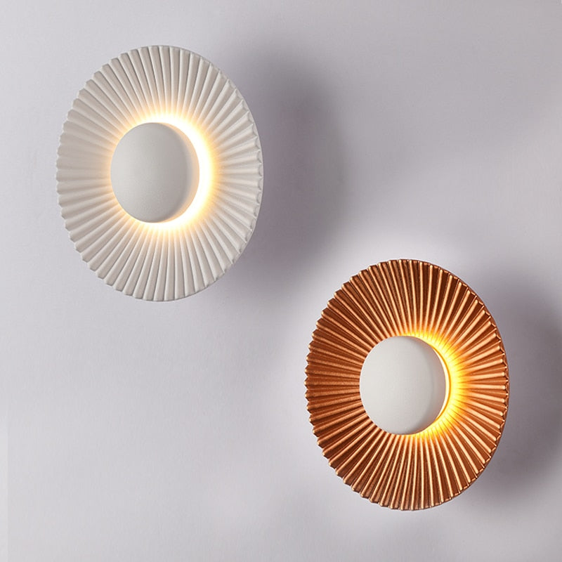 Aplique de pared moderno escultórico con rayos metálicos texturizados en forma de sol