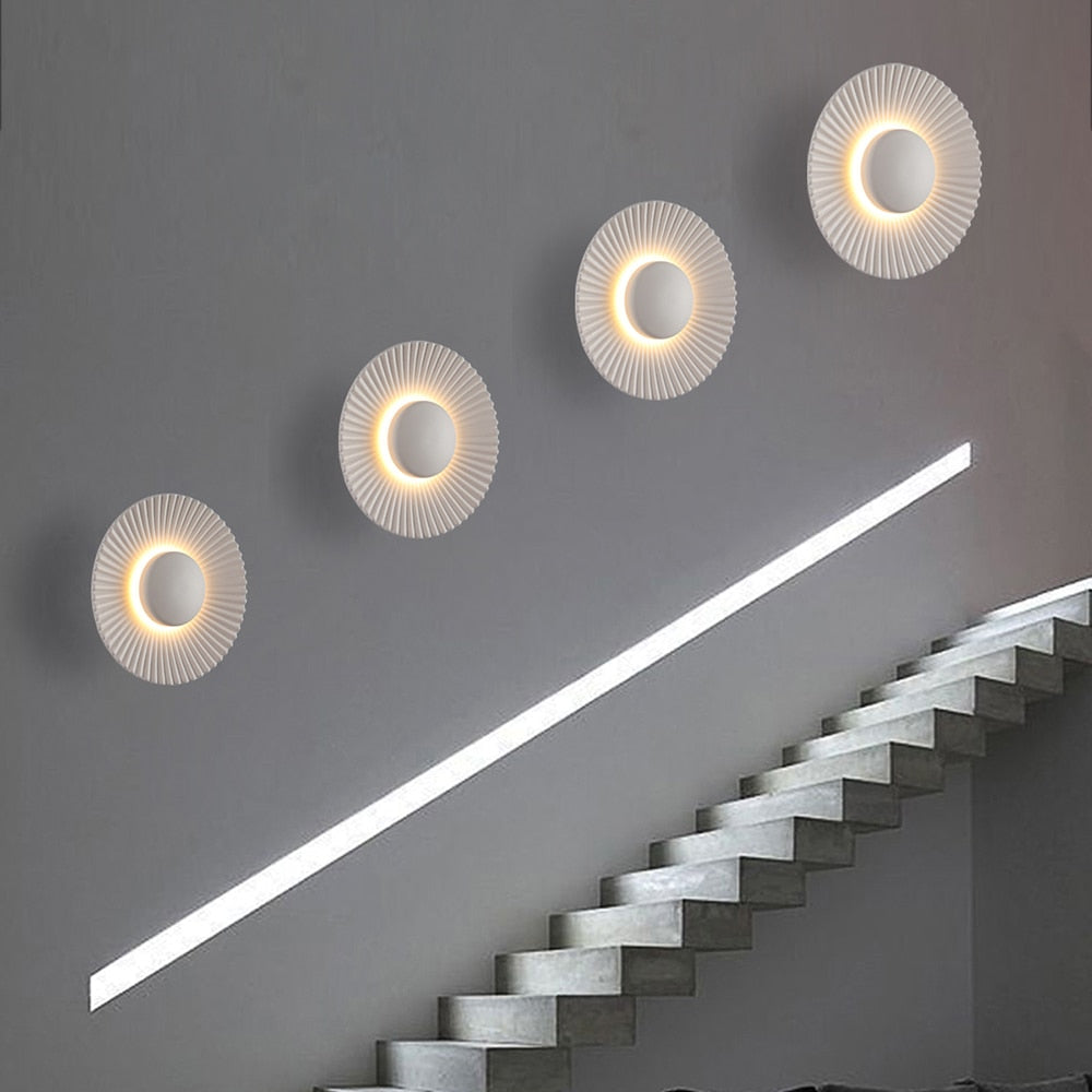 Aplique de pared moderno escultórico con rayos metálicos texturizados en forma de sol