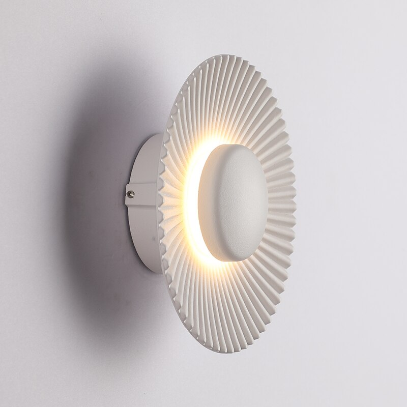 Aplique de pared moderno escultórico con rayos metálicos texturizados en forma de sol