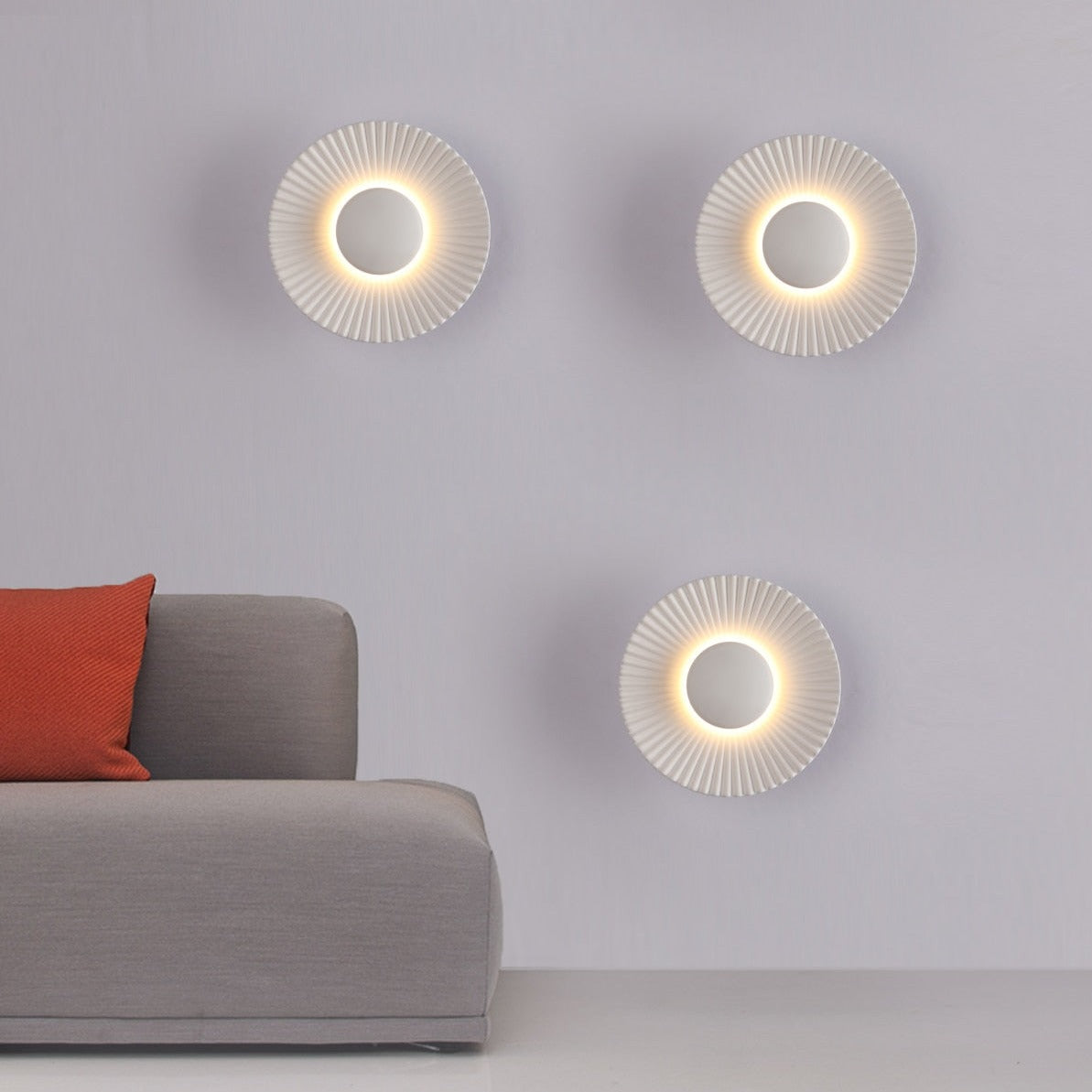 Aplique de pared moderno escultórico con rayos metálicos texturizados en forma de sol