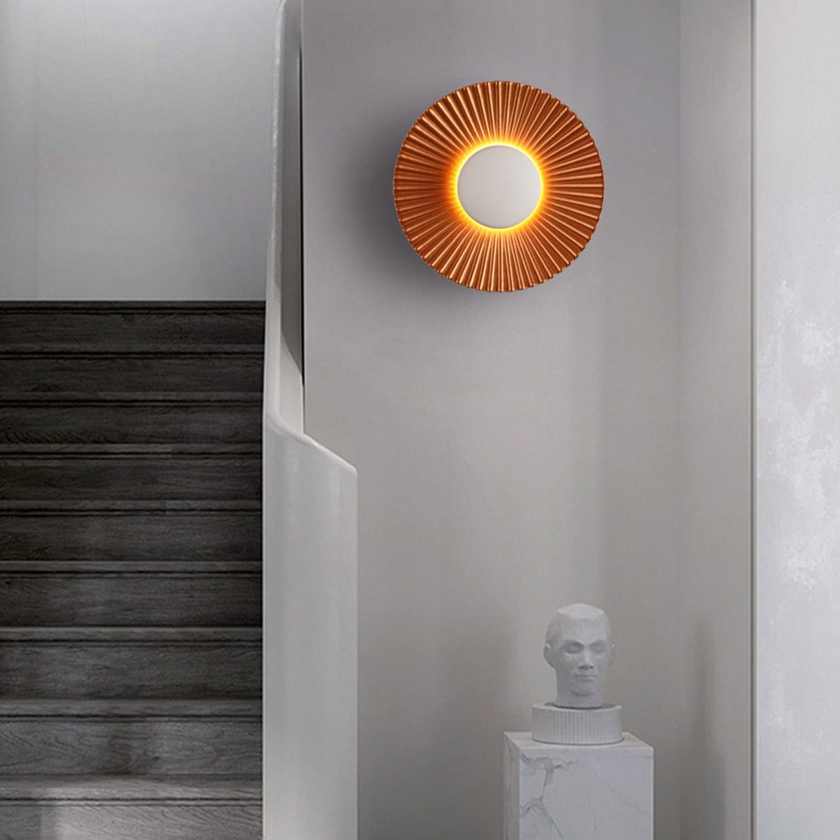 Aplique de pared moderno escultórico con rayos metálicos texturizados en forma de sol