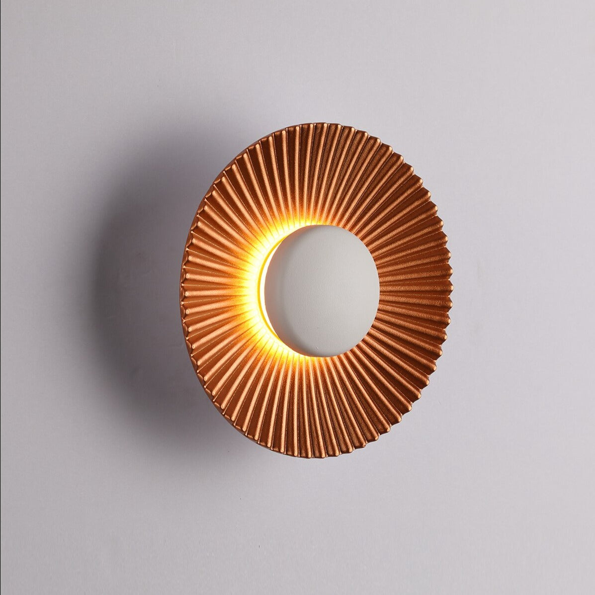 Aplique de pared moderno escultórico con rayos metálicos texturizados en forma de sol