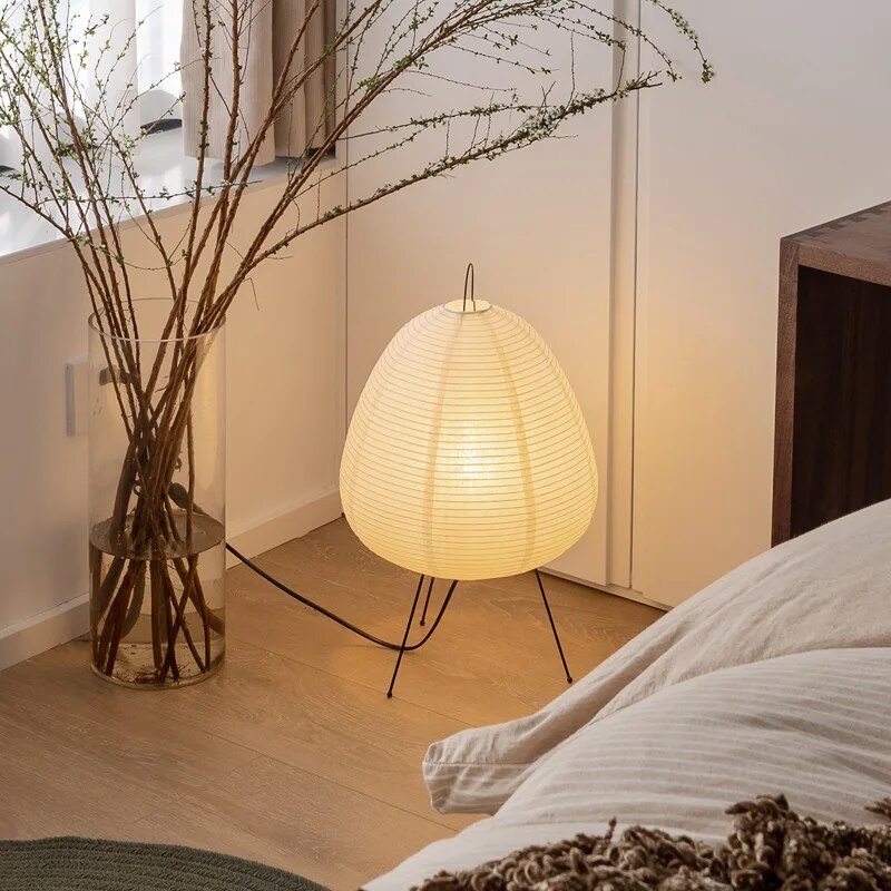 Lámpara de mesa minimalista zen japonesa con trípode de papel de arroz e iluminación ambiental