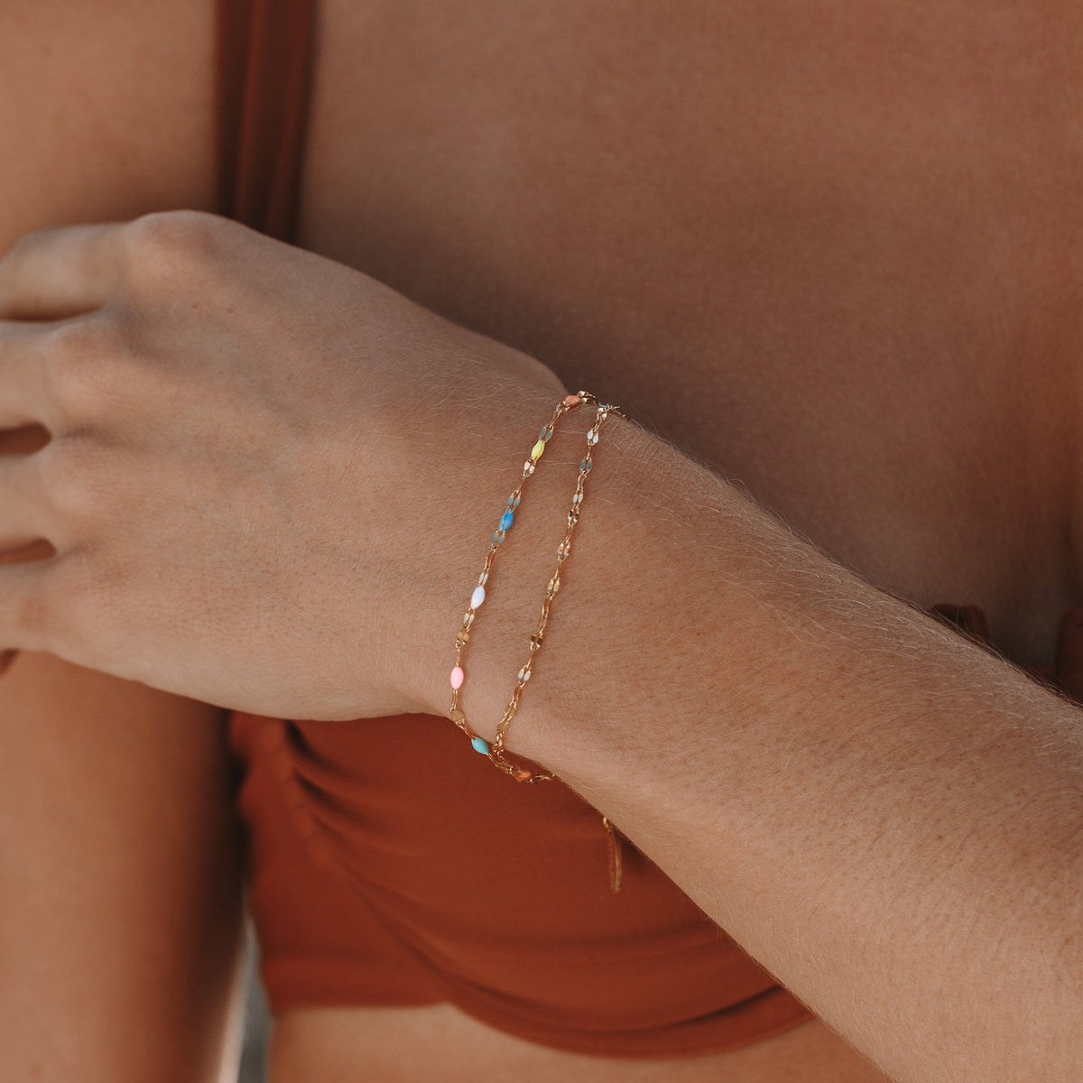 Pulsera minimalista de uso diario, de cadena fina con cristales arcoíris, combinable en capas