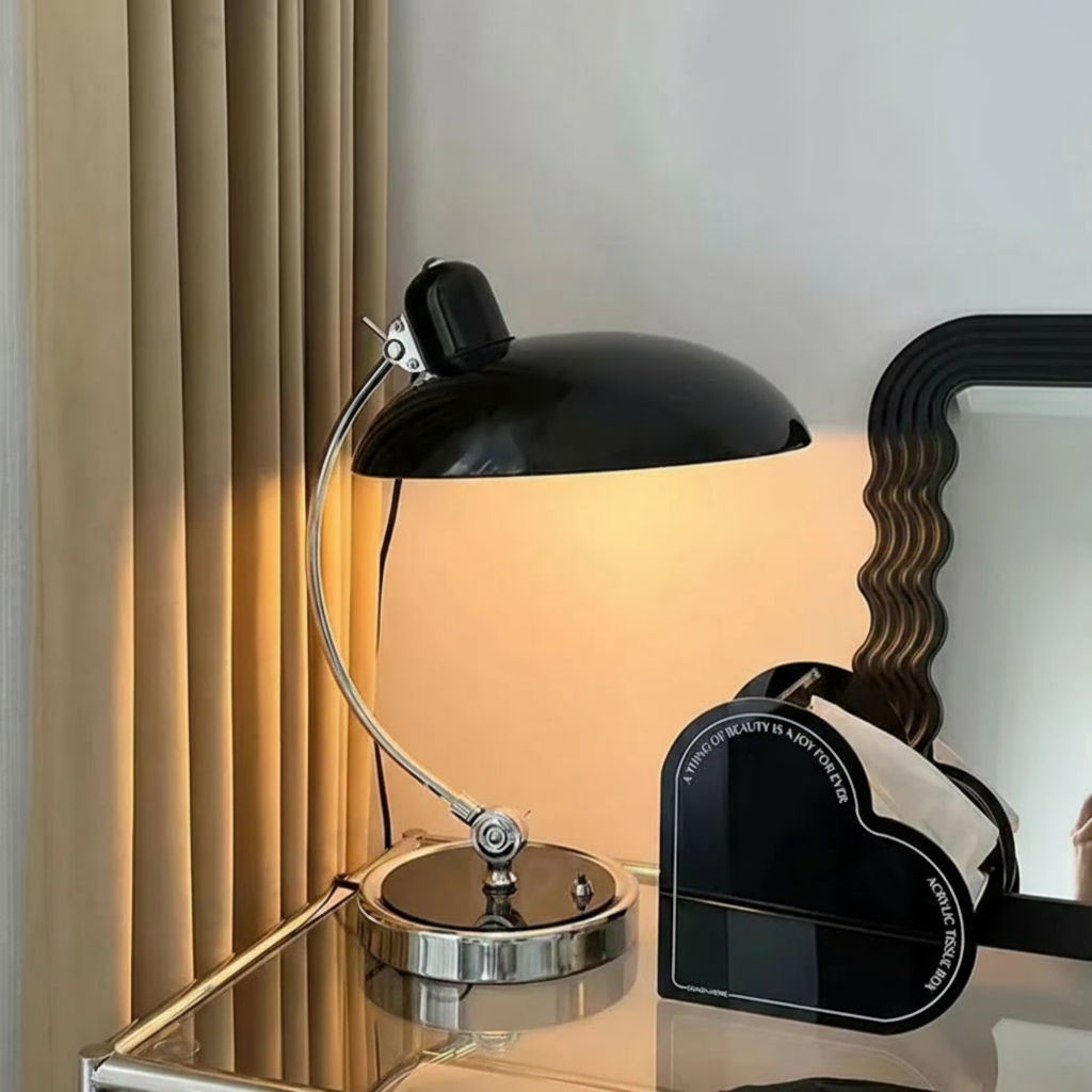 Lámpara de mesa escultural Bauhaus escandinava de cromo con brazo curvado