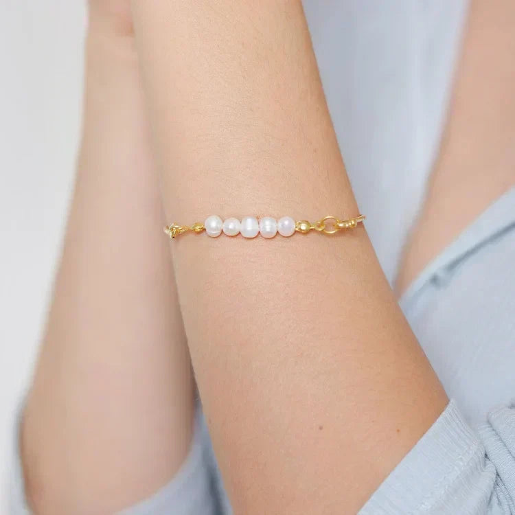 Pulsera clásica de plata con delicado dije de perla