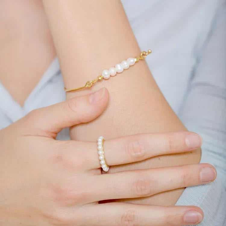 Pulsera clásica de plata con delicado dije de perla