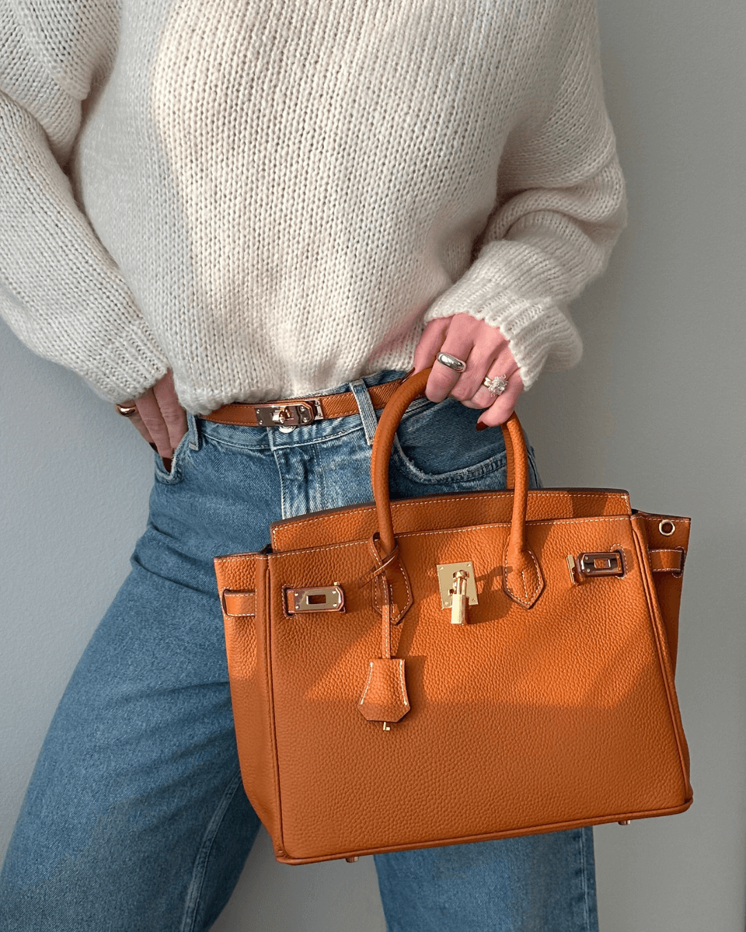 Bolso estructurado de cuero vegano con múltiples bolsillos para uso diario