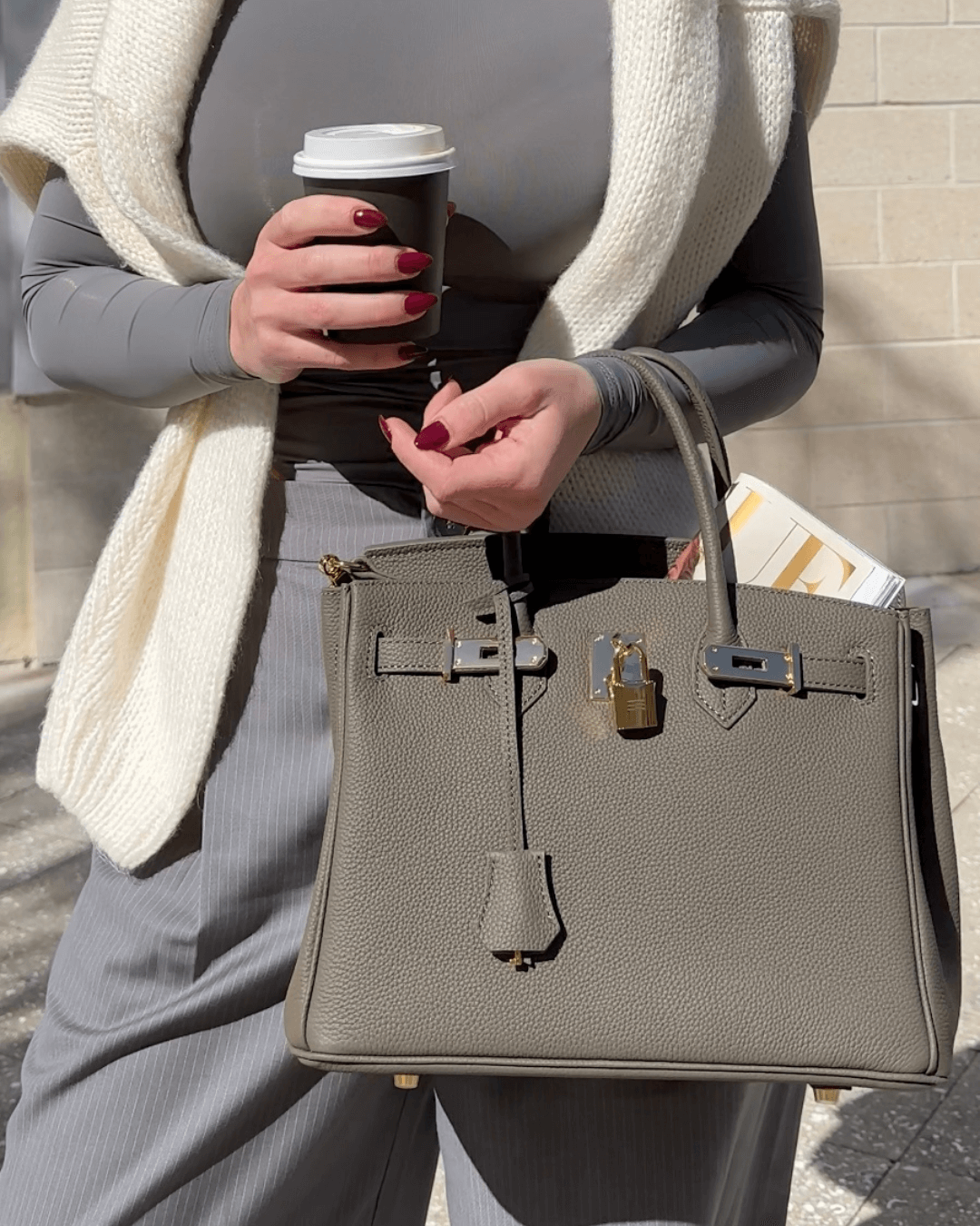 Bolso estructurado de cuero vegano con múltiples bolsillos para uso diario