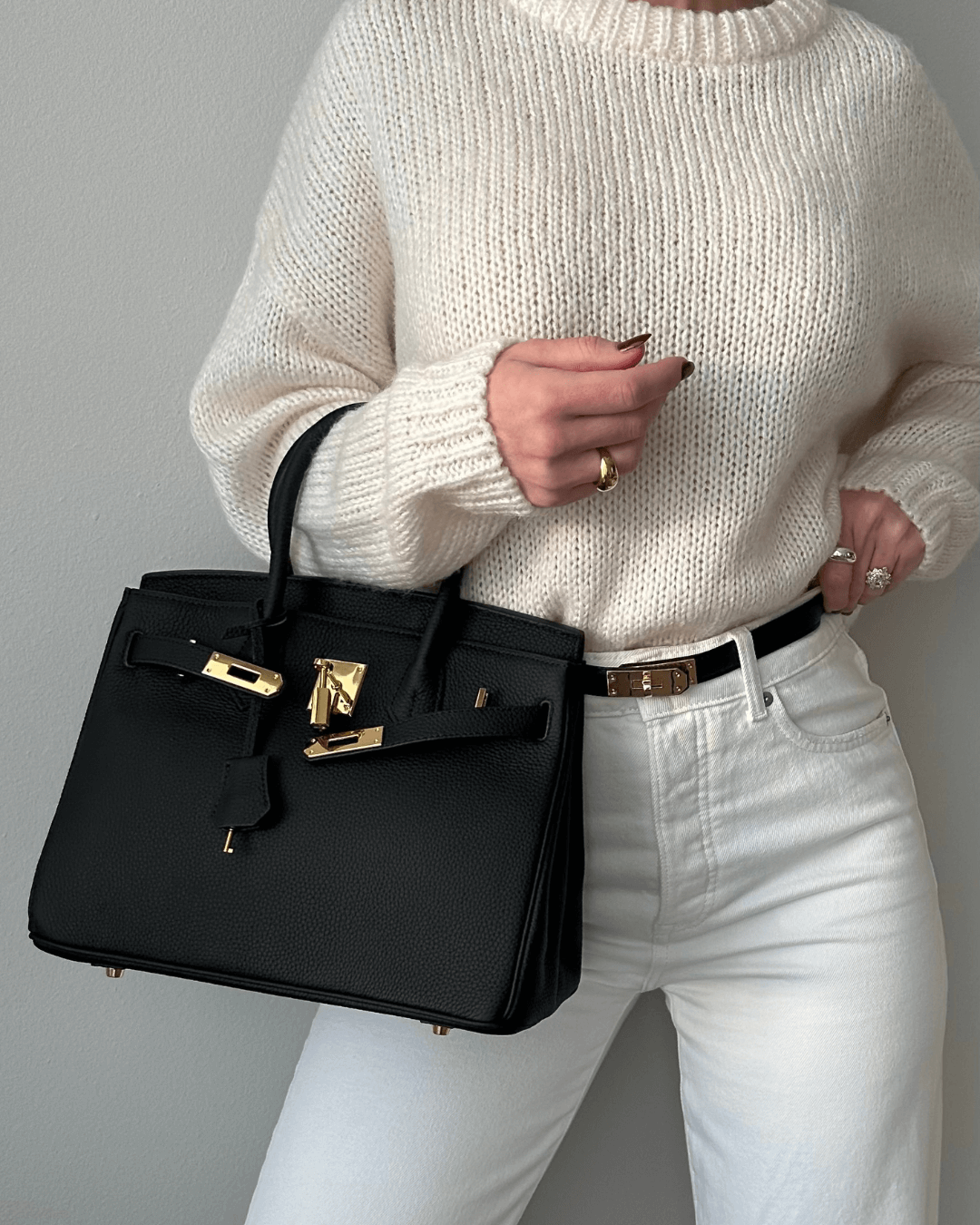 Bolso estructurado de cuero vegano con múltiples bolsillos para uso diario