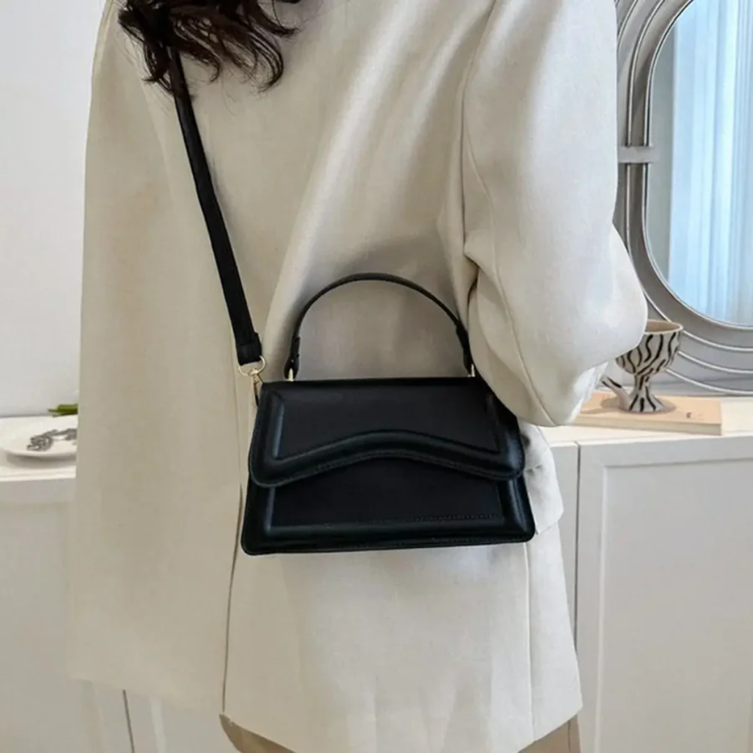 Bolso de hombro espacioso de cuero prémium con correa acolchada para mujer
