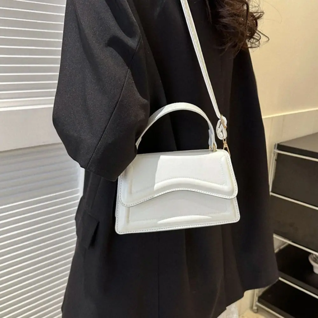 Bolso de hombro espacioso de cuero prémium con correa acolchada para mujer