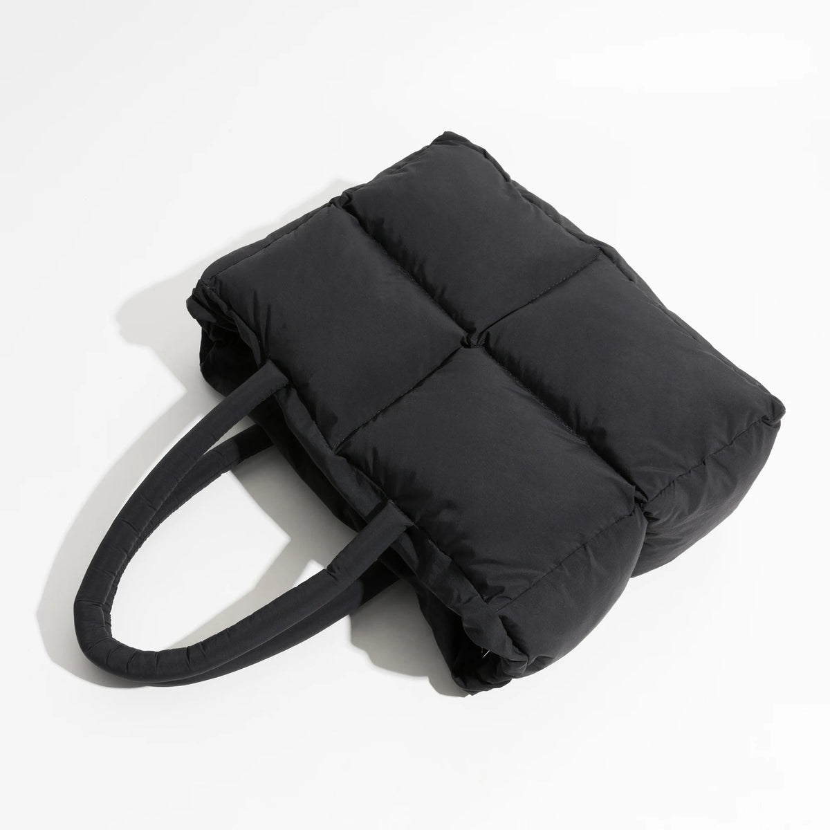 Bolso acolchado de nailon con amplio compartimento para portátil y correa para el hombro