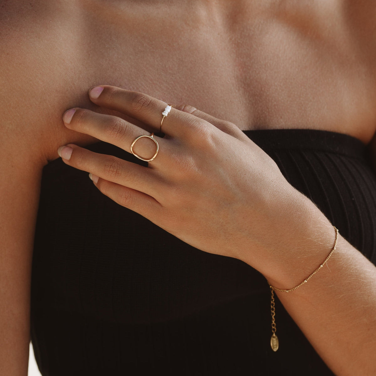Pulsera minimalista delicada de cuentas finas, ajustable y combinable