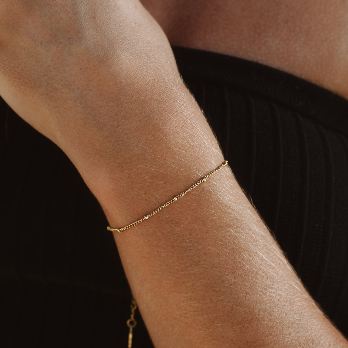 Pulsera minimalista delicada de cuentas finas, ajustable y combinable