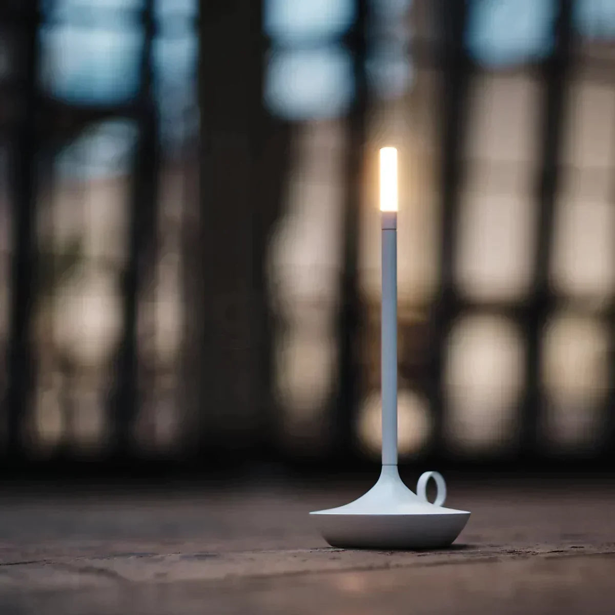 Lámpara de mesa elegante con forma de vela, aluminio, recargable y regulable