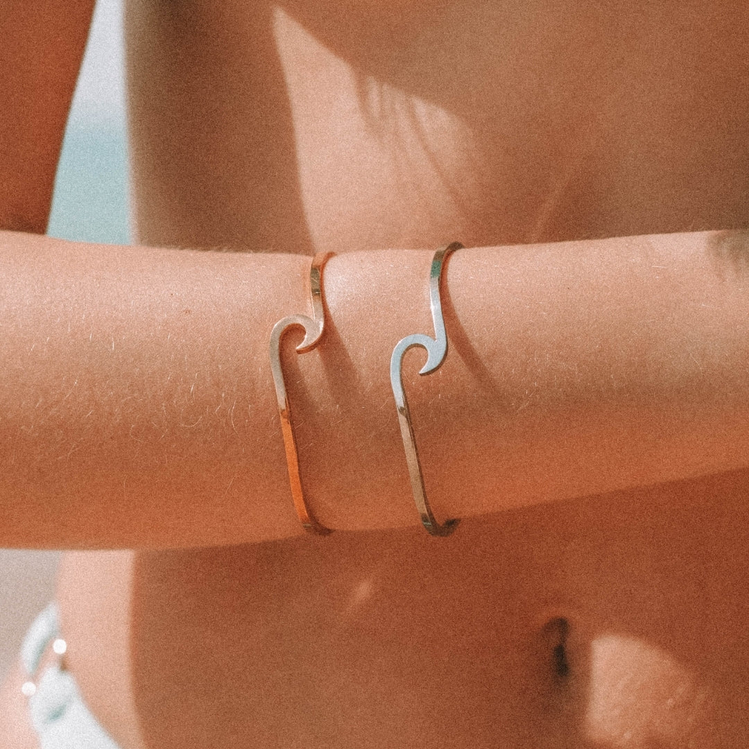 Pulsera ajustable para mujer de metal brillante con diseño de ondas fluidas