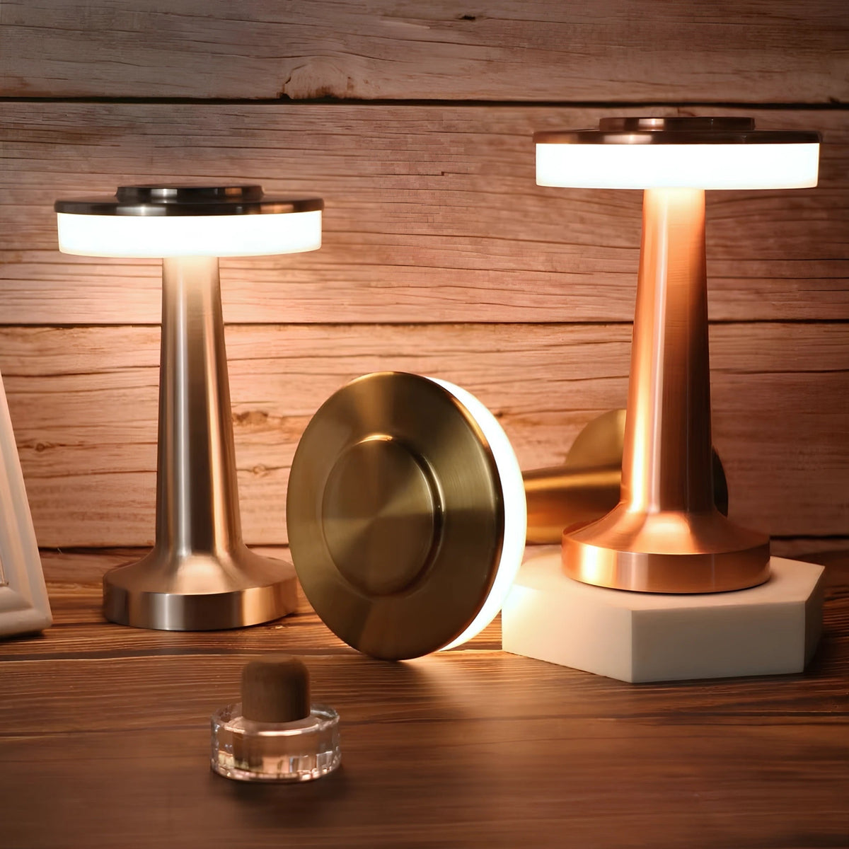 Elegante lámpara de mesa portátil de metal, regulable, recargable e inalámbrica