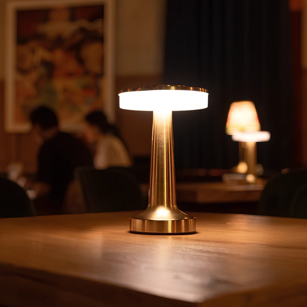 Elegante lámpara de mesa portátil de metal, regulable, recargable e inalámbrica