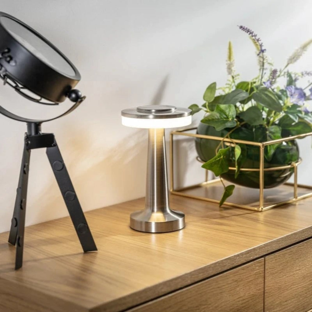 Elegante lámpara de mesa portátil de metal, regulable, recargable e inalámbrica