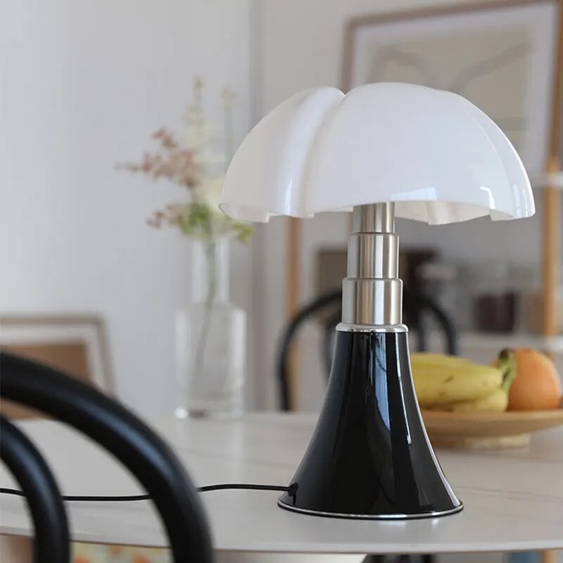 Lámpara de mesa de acero inspirada en una flor, regulable y con control táctil