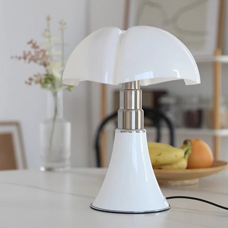 Lámpara de mesa de acero inspirada en una flor, regulable y con control táctil