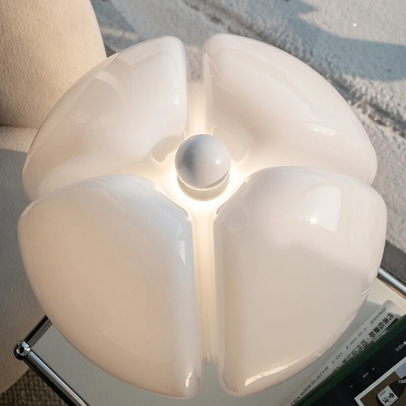 Lámpara de mesa de acero inspirada en una flor, regulable y con control táctil