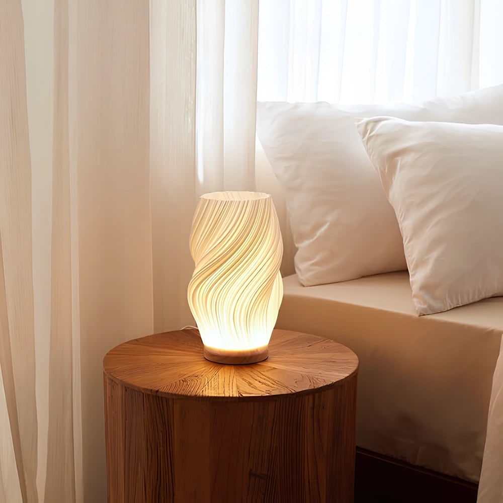 Lámpara de mesa regulable con pantalla esculpida en forma de onda y base de madera