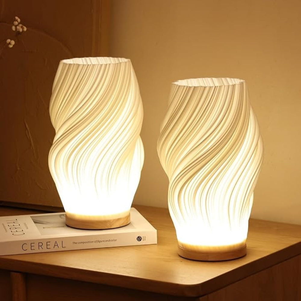Lámpara de mesa regulable con pantalla esculpida en forma de onda y base de madera