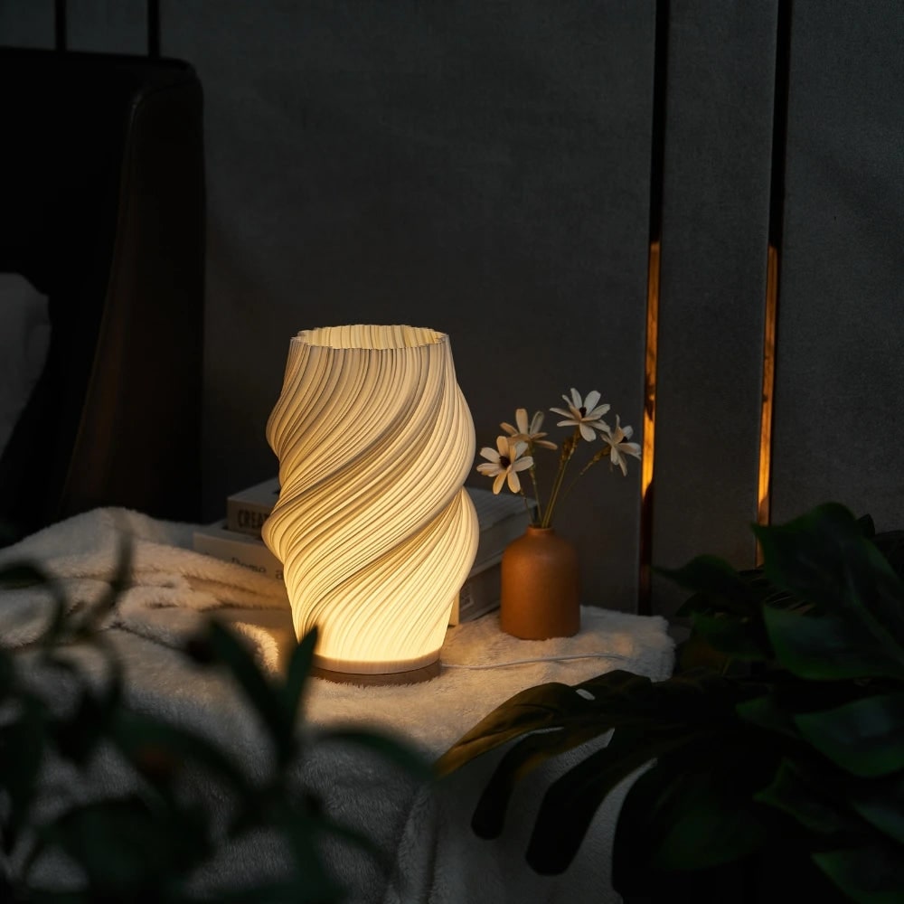 Lámpara de mesa regulable con pantalla esculpida en forma de onda y base de madera