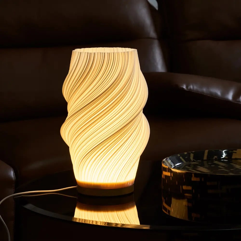 Lámpara de mesa regulable con pantalla esculpida en forma de onda y base de madera