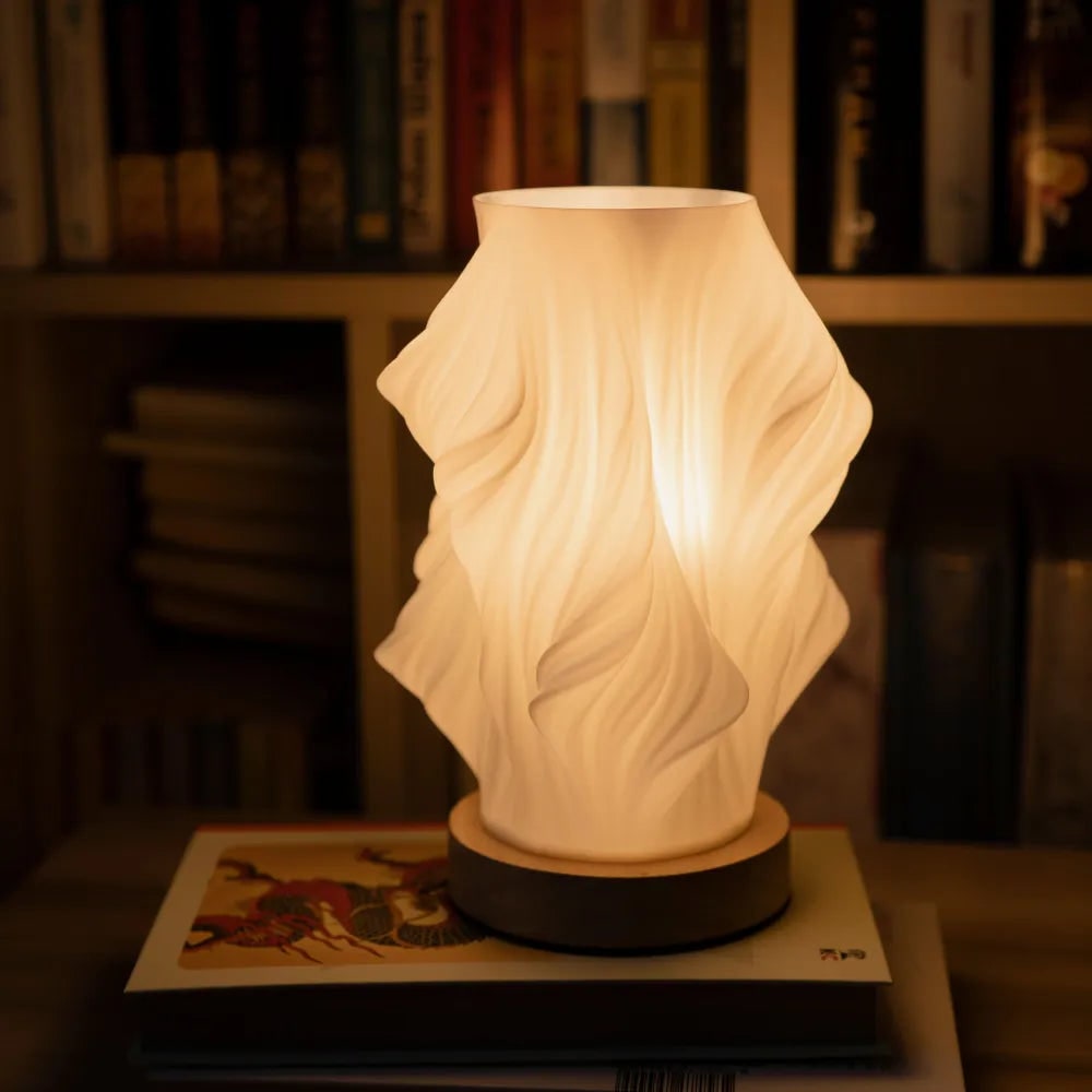 Lámpara de mesa regulable con pantalla esculpida en forma de onda y base de madera