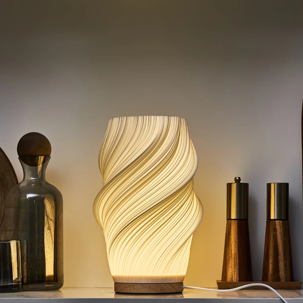 Lámpara de mesa regulable con pantalla esculpida en forma de onda y base de madera