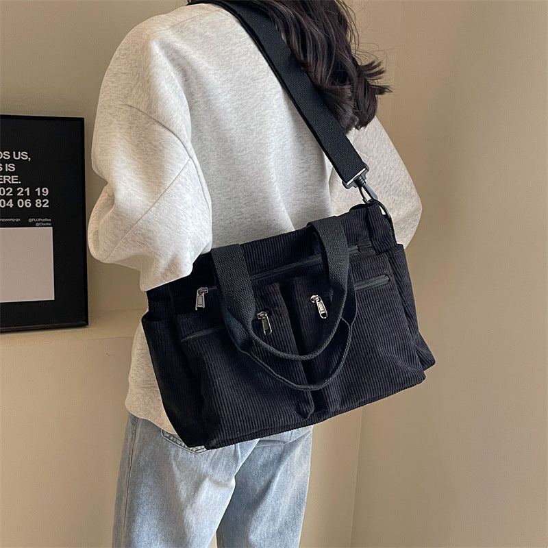 Bolso de hombro de pana texturizada, con interior espacioso y acabado refinado