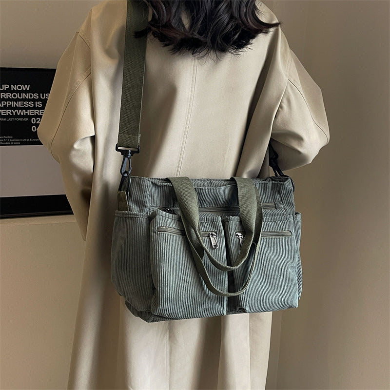Bolso de hombro de pana texturizada, con interior espacioso y acabado refinado