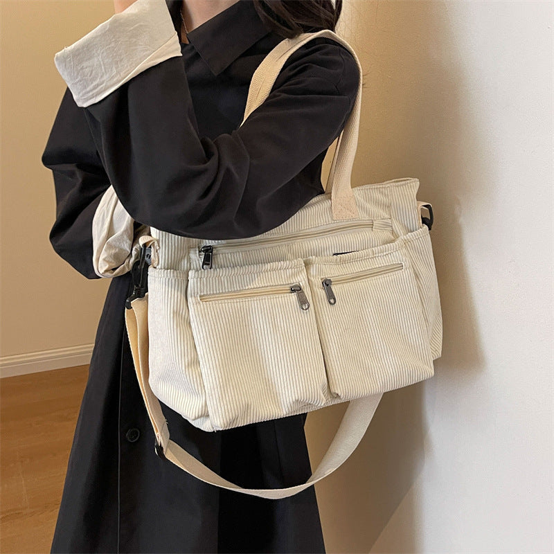 Bolso de hombro de pana texturizada, con interior espacioso y acabado refinado