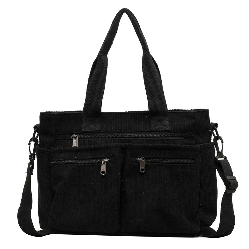 Bolso de hombro de pana texturizada, con interior espacioso y acabado refinado