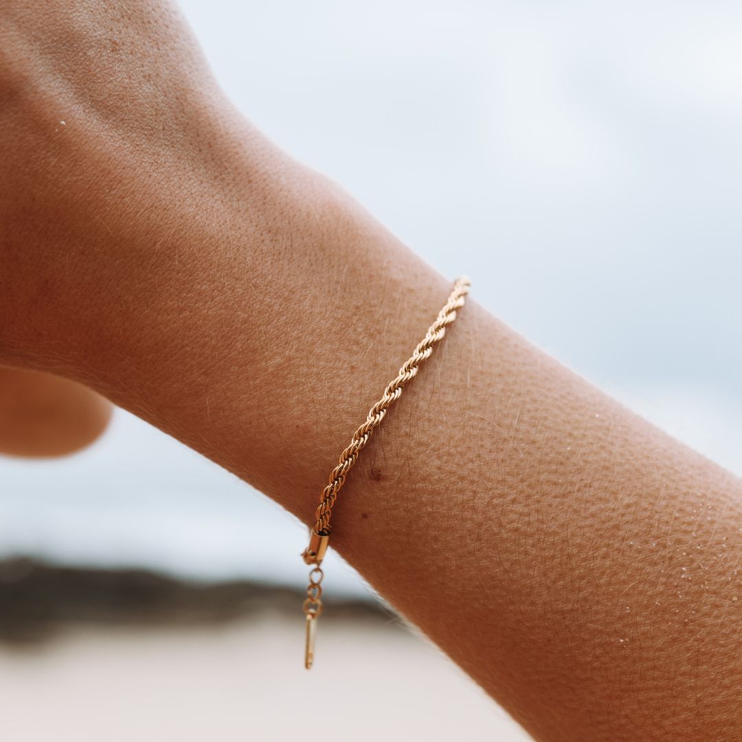 Pulsera de cadena de plata con eslabones retorcidos y recubrimiento PVD dorado