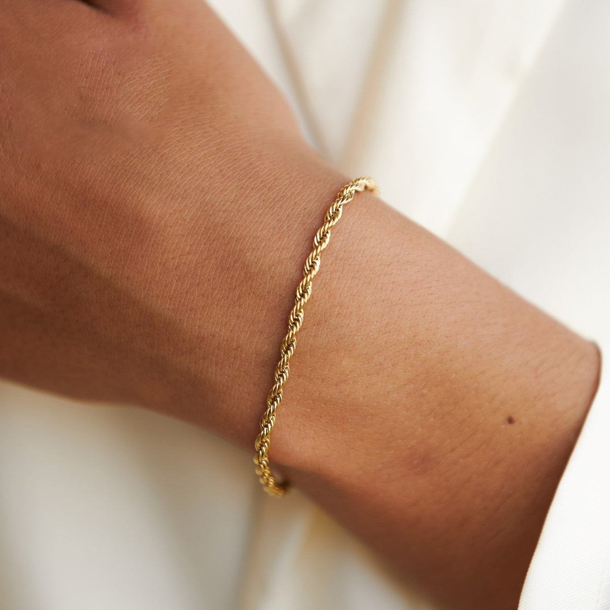 Pulsera de cadena de plata con eslabones retorcidos y recubrimiento PVD dorado
