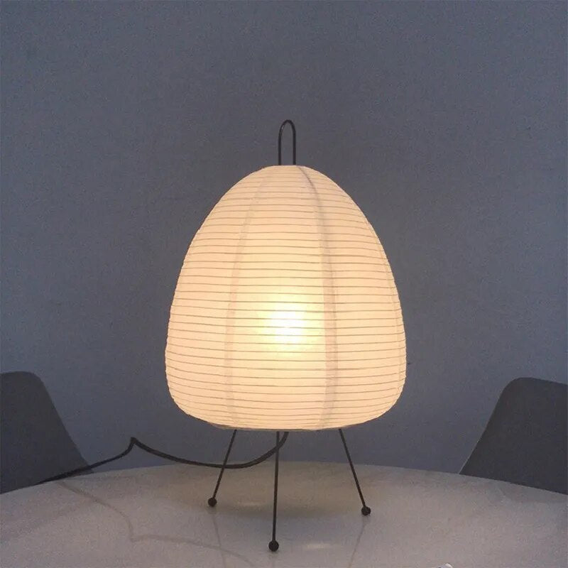 Lámpara de mesa minimalista zen japonesa con trípode de papel de arroz e iluminación ambiental