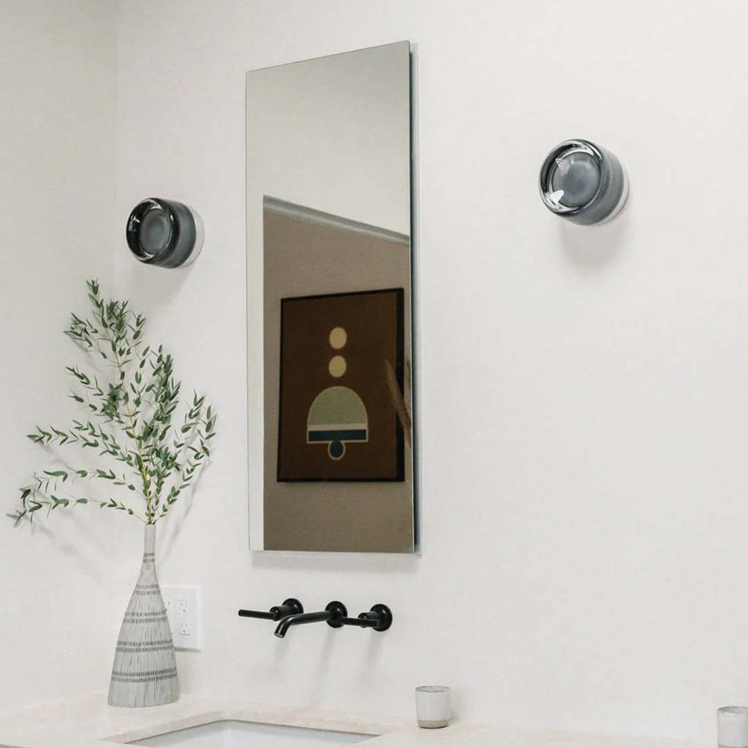 Lámpara de pared compacta de acrílico y aluminio con interruptor de botón