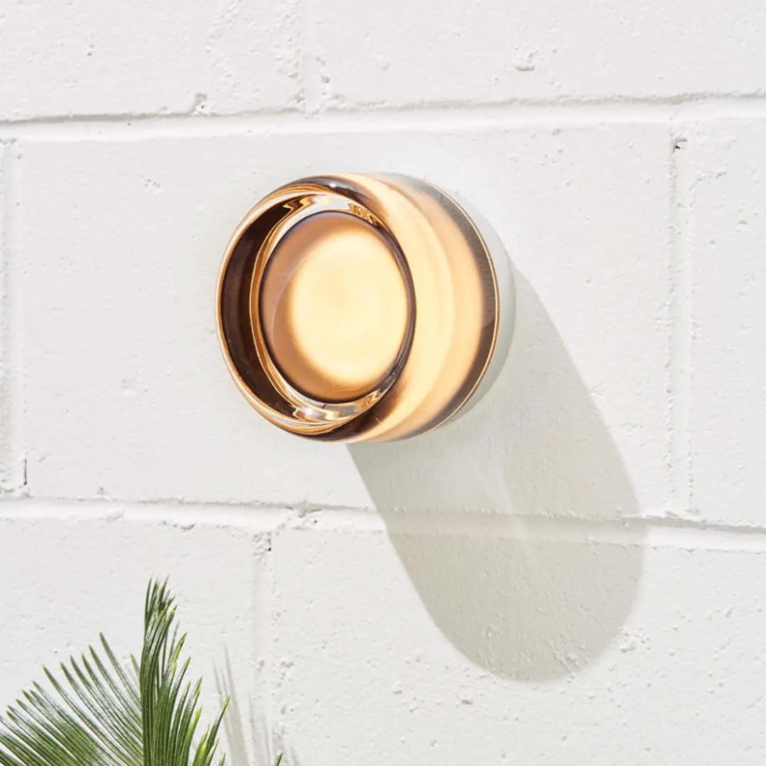 Lámpara de pared compacta de acrílico y aluminio con interruptor de botón