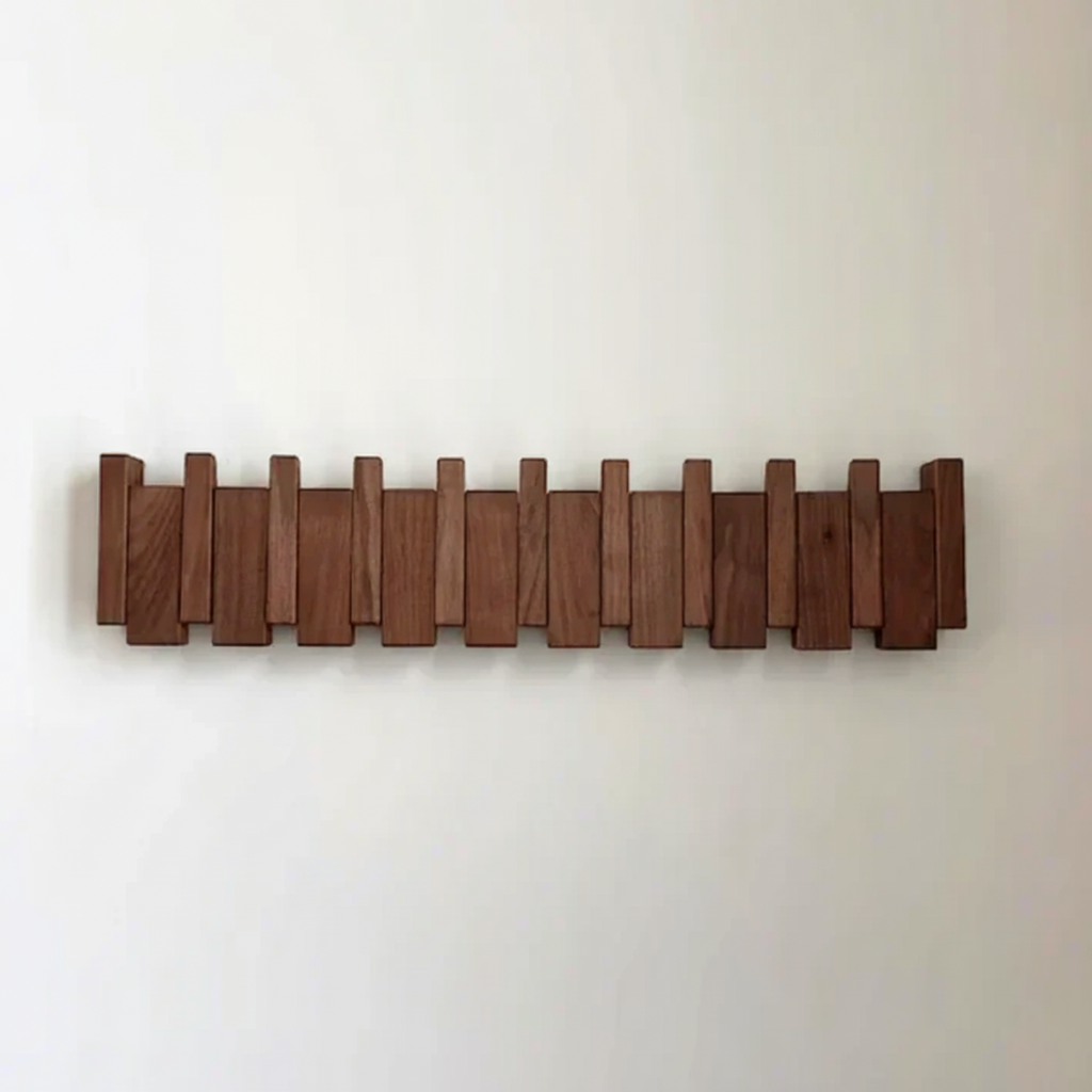 Perchero de pared moderno de madera inspirado en un piano
