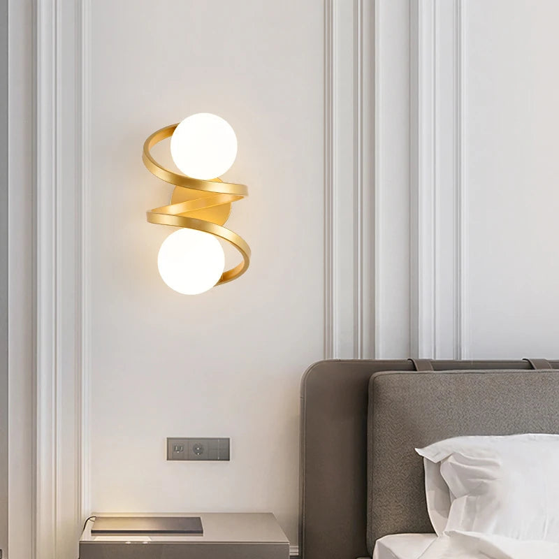 Lámpara de pared con esfera de vidrio esmerilado y marco espiral moderno