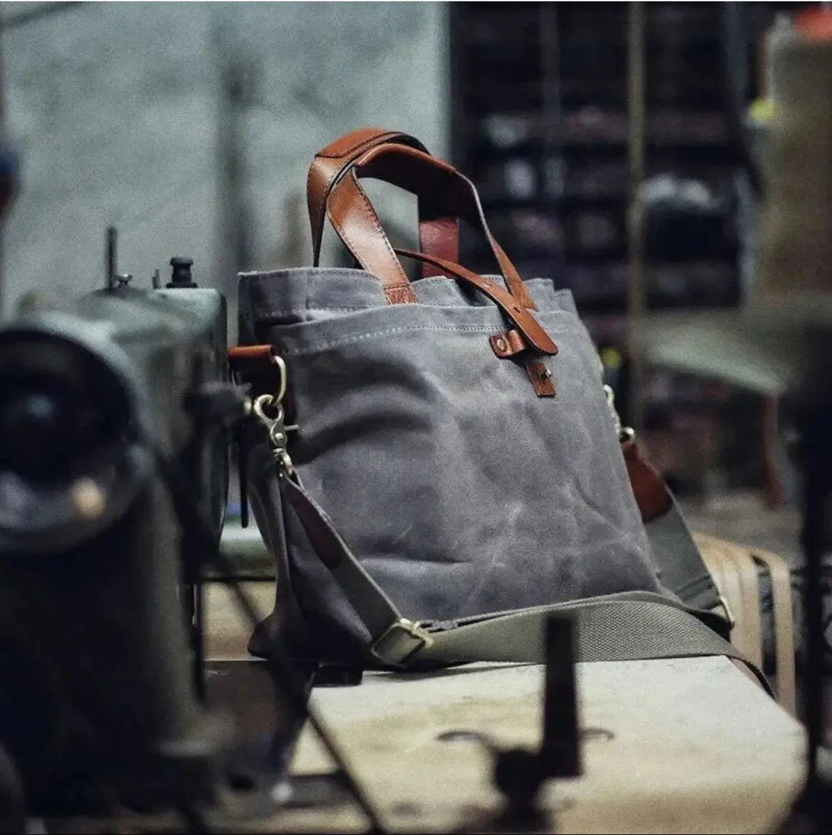 Bolso tote de lona encerada para hombre, con detalles de cuero y correa cruzada