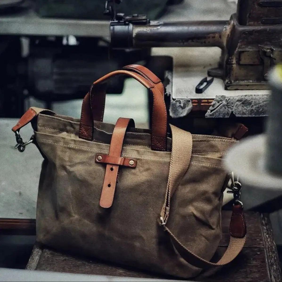 Bolso tote de lona encerada para hombre, con detalles de cuero y correa cruzada