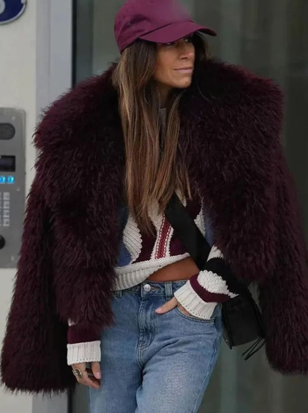 Abrigo de piel sintética suave color burdeos para mujer con cuello grande